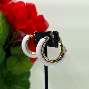 Sarah Coventry Signed Vintage White Acrylic Hoop Clip On Earrings